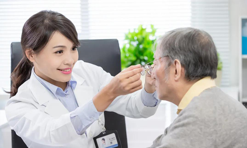 剛進入40歲，你能接受戴老花鏡嗎？