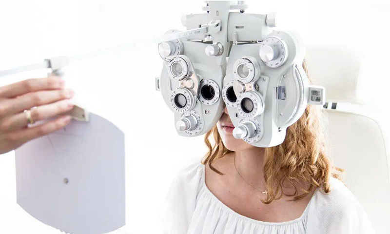 老花鏡配一副夠嗎？該怎么配才對？