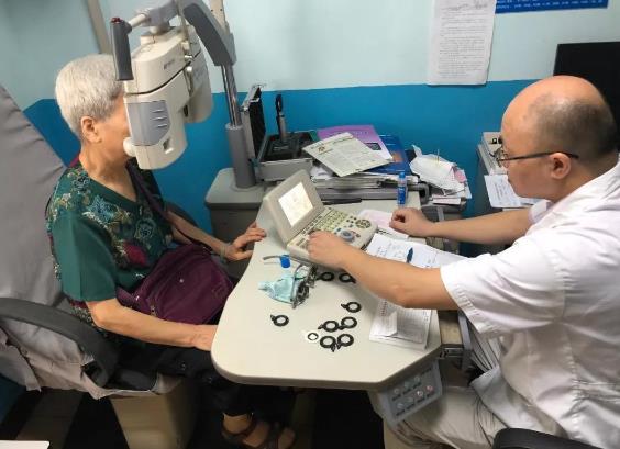 老年人視力較弱，戴老花鏡有哪些注意事項(xiàng)？