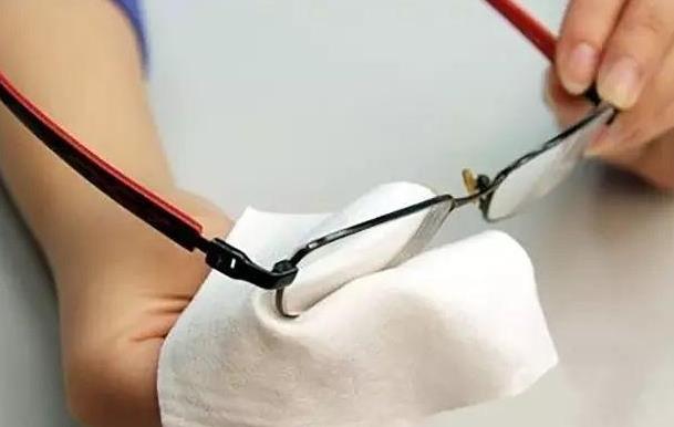 怎么佩戴老花鏡？驗(yàn)光 品牌 質(zhì)量 保養(yǎng)一個(gè)都不能少