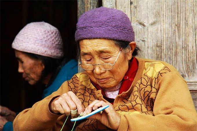 佩戴老花眼鏡，記住這四點，避免對眼睛造成傷害