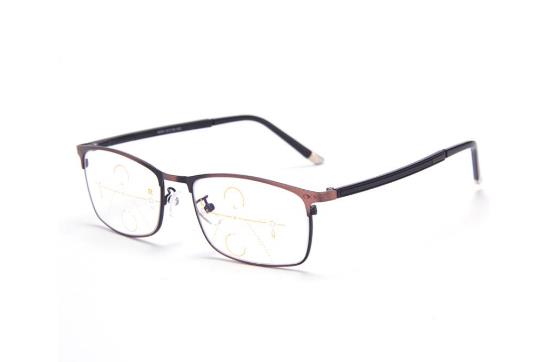 中老年人配老花鏡，記著這3點(diǎn)益于眼健康